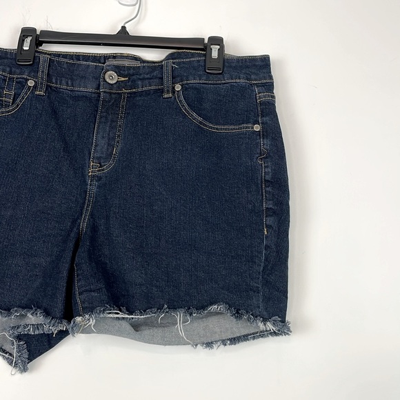 Torrid 5” Vintage Stretch Mid Rise Jean Shorts. Size 18. - Picture 6 of 13